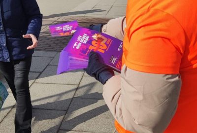 Rozdawanie_ulotek_do_rak_przechodniow