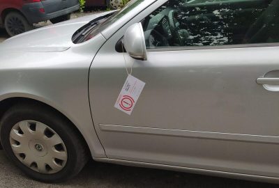 Zawieszanie_ulotek_na_lusterka_samochodow1